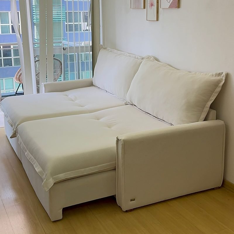 Sofá Cama Ágata branco com o assento retrátil aberto e a chaise formada de um dos lados