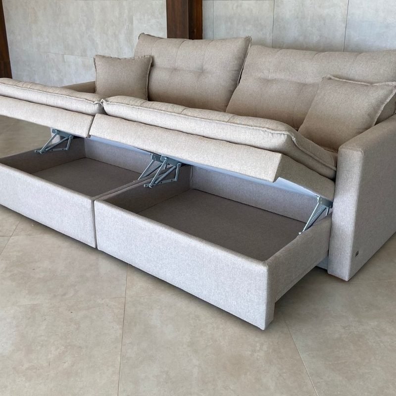 Baú do Sofá Cama Vezzo aberto na casa do cliente, com o espaço de guardar à mostra