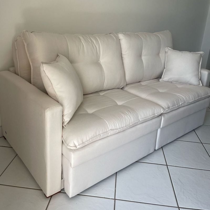 Sofá Cama Baú Vezzo fechado, montado na sala de um cliente