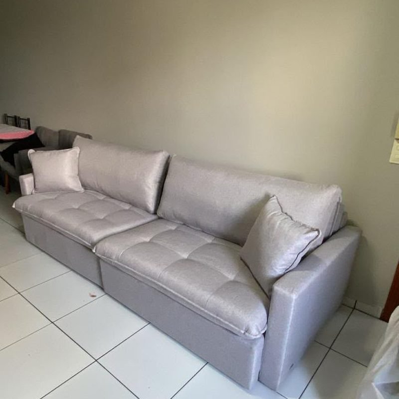 Sofá Cama Manchester em linho cinza claro, visto de lado, mostrando o comprimento do assento