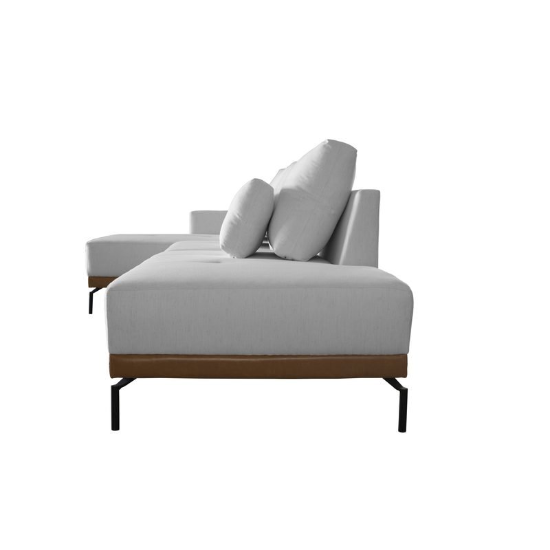 Chaise do Sofá San Diego em detalhe, recortada em fundo branco, com a base de madeira e os pés de metal