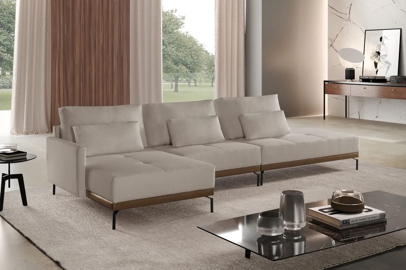Sofá San Diego em linho cru, com chaise e ilha, numa sala com vista para o jardim